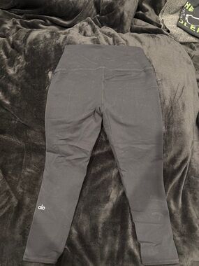 ALO Yoga Black High-Rise Capri Leggings with Subtle Logo